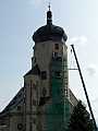 22.08.17 - Neue Balken fr den Glockenstuhl werden mit dem Kran hochgehoben.