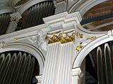 Die Orgel ist gereinigt, angestrichen und erstrahlt in neuem Glanz (16.05.2011).