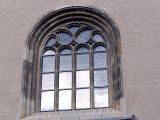 Das Fenster ber dem Haupteingang ist restauriert. Dahinter befindet sich u.a. das Geblse fr die Orgel.