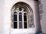 Hier das vordere der beiden restaurierten Fenster der linken Kapelle.