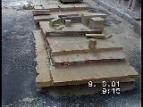 Unten lagern die Sandsteine und Platten,aus denen dann die benötigten Stücke ausgeschnitten wurden