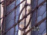 Auch die Gitter an den Sakristeifenstern sind stark verrostet
