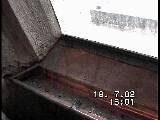 Eine Wasserrinne aus Kupfer zum Auffangen von Schwitzwasser der Fenster wurde angebracht