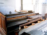 An der Orgel ist begonnen worden, die Bänke beidseits abzubauen (23.05.06).