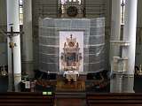 Der Altar ist fr die Restaurierung eingerstet (10.06.06).