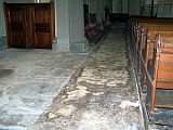 Auch in den beiden Seitengängen wurde der alte Fußboden entfernt... (13.04.08)