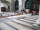 Im hinteren Teil der Kirche wird die Heizung erneuert und die ausgebauten Bänke vorgerichtet (14.06.08).