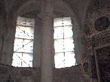 Auch zwei farbige Fenster links vom Altar werden restauriert...