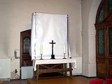 Der Altar im Kirchensaal ist verpackt. Er wird auch vorgerichtet (09.06.07).